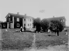 Bostadshus, barn och vuxna framför huset.
Höns och en häst.
Alf. Andersson