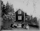 Familjegrupp 7 personer.
Sommarstugan i bakgrunden.
Fotograf Sam Lindkogs med familjen Hulda, Märta, Margit, Ingrid, Sven och Karl-Erik.