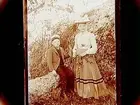 En kvinna och en pojke.
A.P. Olsson