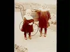 Två flickor och en barnvagn.
Gustaf Hedström