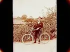 En man med cykel.
Aug. Wennerlund