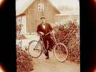 En man med cykel.
Gustaf Gustafsson