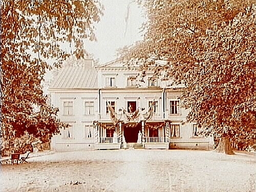 Jägmästarebostad (är rivet).
Tvåvånings bostadshus med frontespis, dekorerat för Kungliga Jaktsällskapet 1911.
 Två kvinnor på verandan.