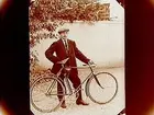 En man med cykel.
Erik Källström