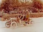 Örebros första övningsbil, 2 personer i bilen.
Josef Helin c/o Andrew Johnson, Slottsgatan 20. 
Bilen är en Laurin & Klement från cirka 1906. Detta var en biltillverkare som började bygga bilar 1905 i nuvarande Tjeckien, och som är föregångare till dagens Skoda.
Bilen på bilden är en av deras allra första modeller, förmodligen en Typ A eller Typ B. Den registrerades den 13:e maj 1913 med registreringsnummer T127 och ägdes då av Andrew Johnson & C:o.