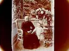 En gammal kvinna och ett barn på verandan.
Maria Karlsson