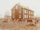 Lännäs skola, tvåvånings skolbyggnad, 28 skolbarn i trädgårdslandet.
Folkskollärare Rickard Wallin