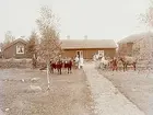 Envånings bostadshus, en flygelbyggnad, en ekonomibyggnad. Ett par oxar spända för plogen. Ett sto med föl. 8 personer framför huset.
A. Molin.