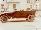 Öppen 4-sitsig bil av märket Scania Wabis.
Fabrikör Andrew Johnson. 
Bilen registrerades förmodligen den 17:e maj 1913 på registreringsnummer T136, och ägdes då av Andrew Johnson & C:o.