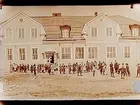 Rynningeskolan, skolbyggnad.
Skolbarn på skolgården.
Folkskollärare Nystedt
