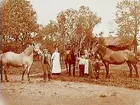 Lågt bostadshus. 
5 personer och 3 hästar.
Johan Eriksson