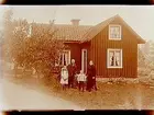 Envånings vinkelbyggt bostadshus, familj 4 personer framför huset.
Johan Hedblom.
Skomakare Johan Hedblom (18661936), Hedlunda, Torsborg, och hans familj. Hustru Anna Matilda Andersson (18741956) samt barnen Linnéa Hedblom (19061989) och John Hedblom (19091985), som blev fotograf i Stora Mellösa.