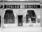 Ekblad & Reimers Järnhandel, exteriör.
2 st skyltfönster åt gatan.