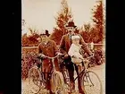 Familj till cykel, man med hustru och ett litet barn.
Oskar Alfredsson