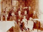 Familjegrupp 10 personer, rumsinteriör.
L. J. Lindroth. 
Sittande längst till höger Lars Johan Andersson Lindroth (1865-1942), med sina föräldrar, hustru samt 6 barn. 1919 boende i Helgesta.