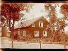 Tvåvånings bostadshus.
En och en halvvånings bostadshus i liggtimmer.
Fröken Ida Hansson