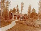 En och en halvvånings bostadshus med föstebro.
Högel.