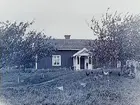 Envånings bostadshus, en sida opanelad, med veranda.
Lörtorp