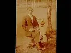 En man i trädgården.
Erik Israelsson