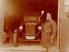 En man framför en bil med registreringsnummer T4421.
Sam Lindskogs familjebild. 
Bilen på bilden är en Chevrolet från 1923-1924, som ursprungligt varit lastbil. 1926 köptes den av Fjugesta brandkår, som även gjorde vissa ombyggnationer av den. I februari 1927 inregistrerades den som brandautomobil, och användes sedan några år av brandkåren. 1934 köpte Fjugesta brandkår en ny Chevrolet brandbil, och den gamla lastbilen hamnade då hos Gropens frivilliga brandkår. Där fanns den kvar till 1948, då den avregistrerades.