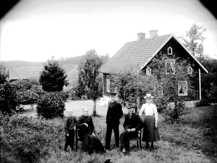 Familjegrupp 5 personer i trädgården.
Parstuga.
Viktor Larsson.
