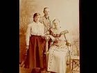 Två kvinnor och en man.
August Johansson