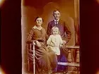 Familjegrupp, en man, en kvinna och ett barn.
Sven Hellgren