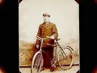 En man med cykel.
Karl Karlsson