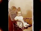 Ett litet barn som sitter i korgstol.
Henning Ottoson