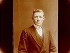 En man, bröstbild.
Henry Widbäck
Segersjö gård, Lännäs sn.