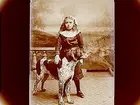 En flicka med en hund.
Evald Larsson