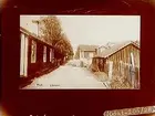 Lillbrogatan med envånings bostadshus.