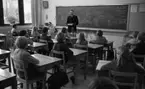 Första spad, Polis i skolorna 13 okt 1967

I Olaus Petri skolan undervisar en polis elever.