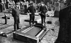 Gravskändning, Barberare 13 okt 1967

På Södra Kyrkogården står tre män vid en gravsten som vräkts omkull.