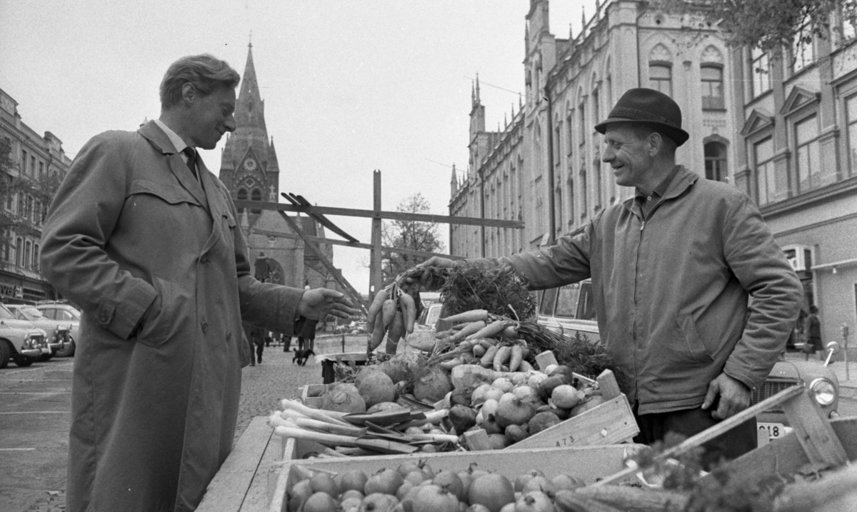 Grönsaker 15 oktober 1966. 
Stortorget. 
Torghandlare Helge Hagenryd.
