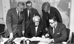 Orubricerad 13 april 1967
Tjänstemän tittar på karta, framför karta