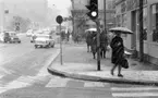 Snön. 18 oktober 1967. Vy över Storgatan i centrala Örebro en snöig vinterdag. Bilden visar korsningen Storgatan-Olaigatan. 
Bilar av märket Volvo Amazon, Volvo P210 och Volvo Duett.