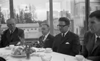 Striberg 18 november 1967

Fyra kostymklädda herrar sitter vid ett bord i en matsal på marknivå vid Striberg gruva. De dricker kaffe och äter bullar.