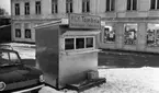 Kopparbergs bryggeri 2 18 februari 1967.
Kopparbergs Cykel Klubb, KCK Lotterikiosk på Kristineplan.
I bakgrunden 