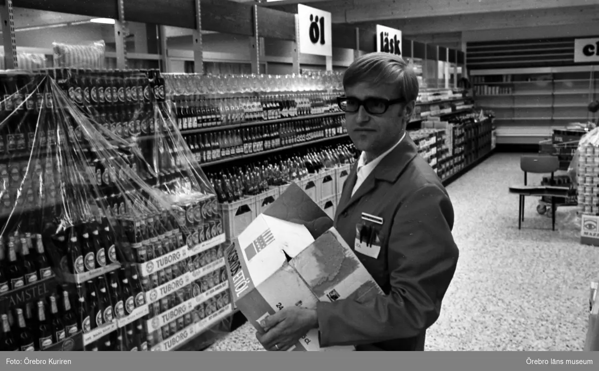 Adolfsbergs centrum. ICA Safiren i Adolfsberg.
Mannen på bilden heter Rolf Gustafsson och var butiksföreståndare.
21 augusti 1969