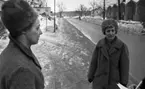 Gyttorp 2 23 februari 1967

Två kvinnor står och pratar med någon som skriver på papper. Utmed gatan ser man radhus.