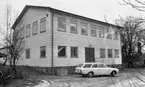 Klänningsfabrik 23 november 1966

En klänningsfabriksbyggnad. En vit bil står parkerad utanför byggnaden.