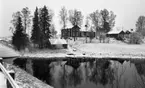 Kopparberg stad 16 december 1966

Vy över ett stort tvåvåningshus och andra mindre byggnader vid en sjö i Kopparberg. En båt ligger vid vattnet och det  ligger snö på marken.