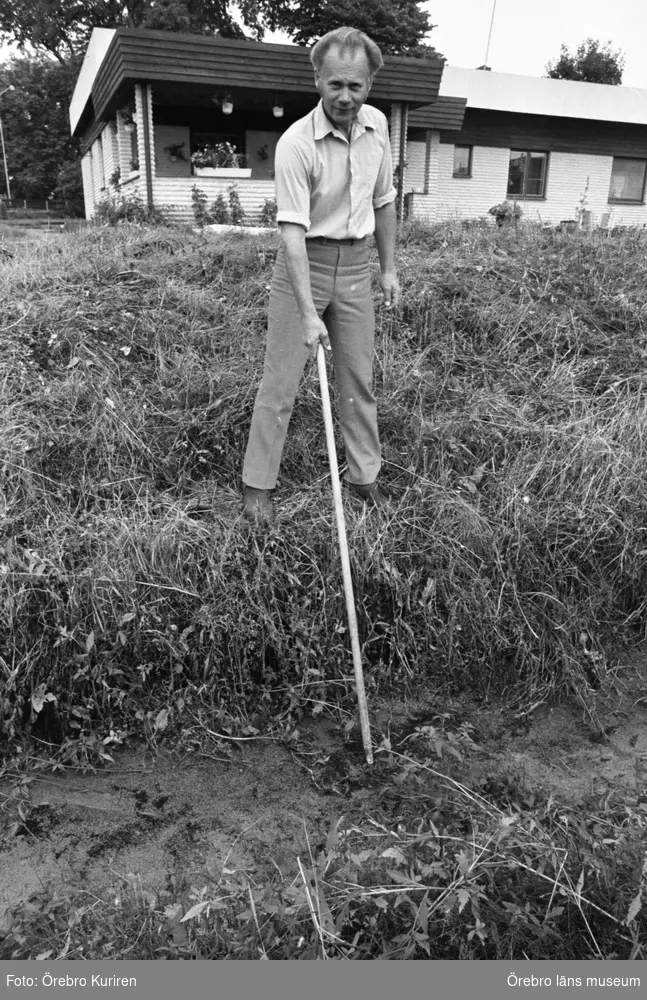 Avloppsdike i Svennevad 4 augusti 1972
.
Mannen heter Bengt Eriksson. Huset är fd järnvägsstationen i Svennevad som är ombyggd.