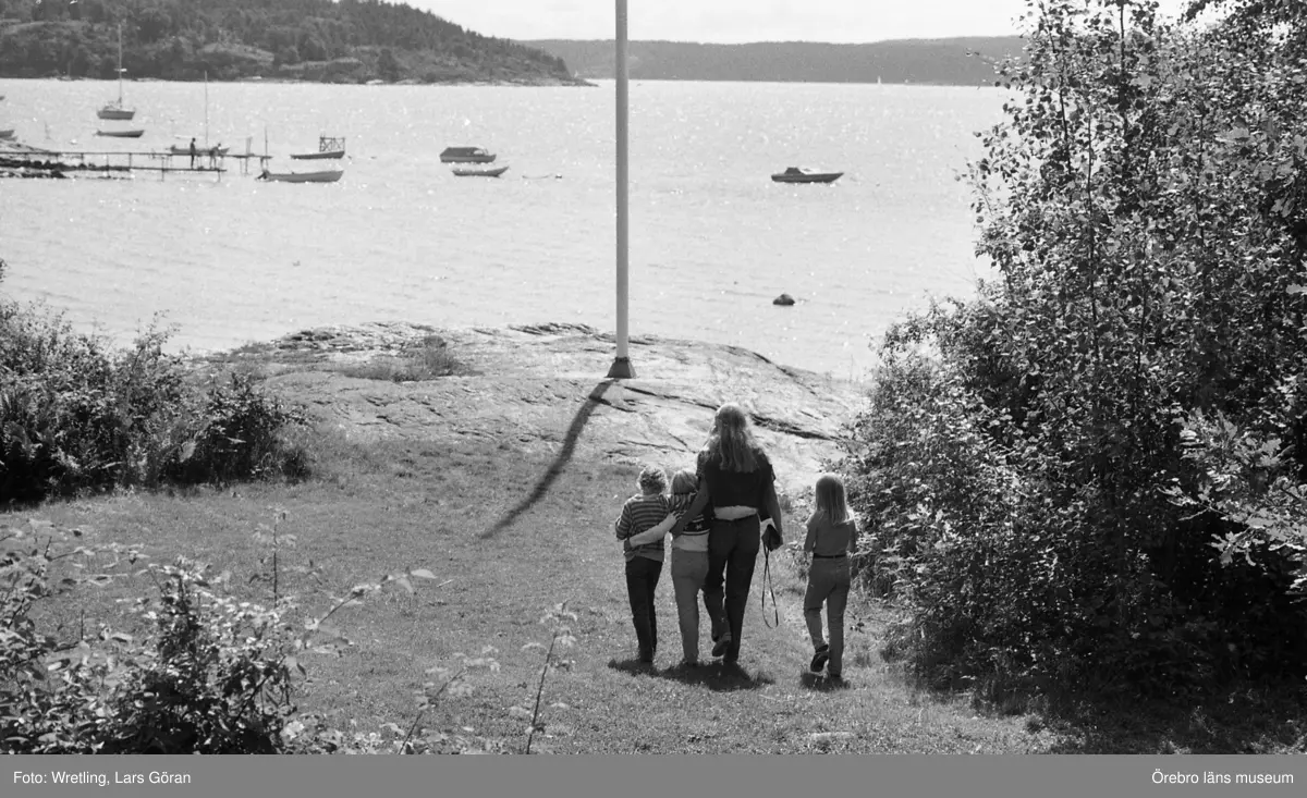 Sista Ammenäs sommaren? 28 juli 1981.

Oro för att kolonin i Ammenäs skulle avvecklas från Örebro kommuns verksamhet.
De kommunala partierna ansåg generellt - de borgeliga partierna med Centern i spetsen drev frågan - att  koloniverksamheten var för dyr. Istället föreslogs att ekonomin skulle investeras i Ånnaboda.