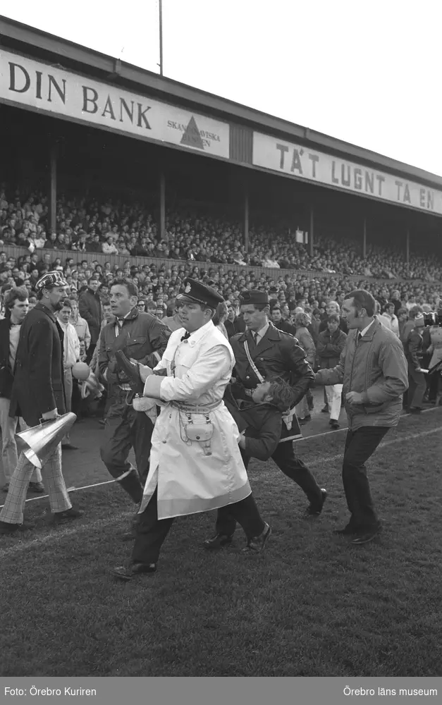 Kalabaliken på Eyravallen, 26 oktober 1970.

Ödesmatchen mellan Örebro SK och IFK Göteborg i fotboll på Eyravallen urartade när det stod klart att ÖSK klarat kontraktet och besegrat Göteborg med 1-0. Hundratals tillresta Göteborgssupportrar stormade planen i besvikelse.
Trots tumultet lyckades domaren, Sven Jonsson, avsluta matchen. Publiken uppgick till knappt 14.000 besökare.