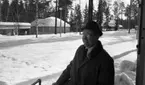 Folkets hus Ewert 8 mars 1967

Folkparkens föreståndare Ewert Johansson står vid folkparken. Han är klädd i rock och hatt och har glasögon.