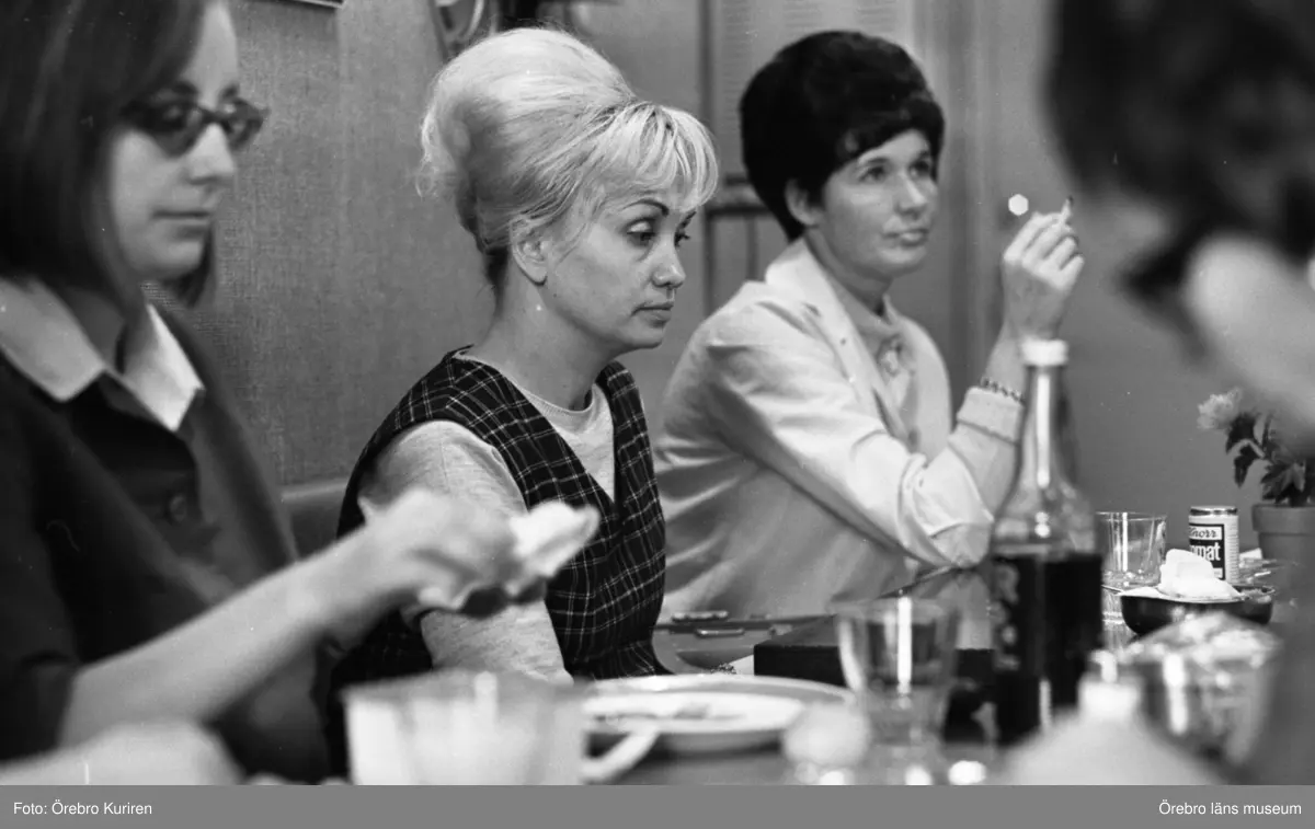 Checker stoppar snabbköp 26 november 1970.
Bilden är troligtvis från EPA på Storgatan 15 i Örebro.