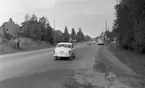 Rubrik: Lyxvillor 25 maj 1966. 
Landsvägen genom Lillån. Riksväg 50 norrut. Kåviskylt i bakgrunden.
Det är högertrafik på bilden, så bilden är tagen efter 3 september 1967.