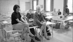 Folkhögskola, Omskolningskola  8 oktober 1965

Folk på ett förläsningsrum